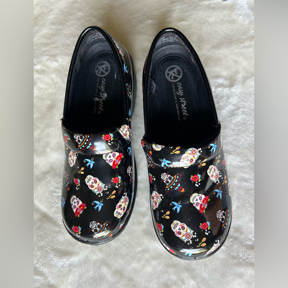 EASY STREET Patent Leather Work Clog size 6 1/2 W